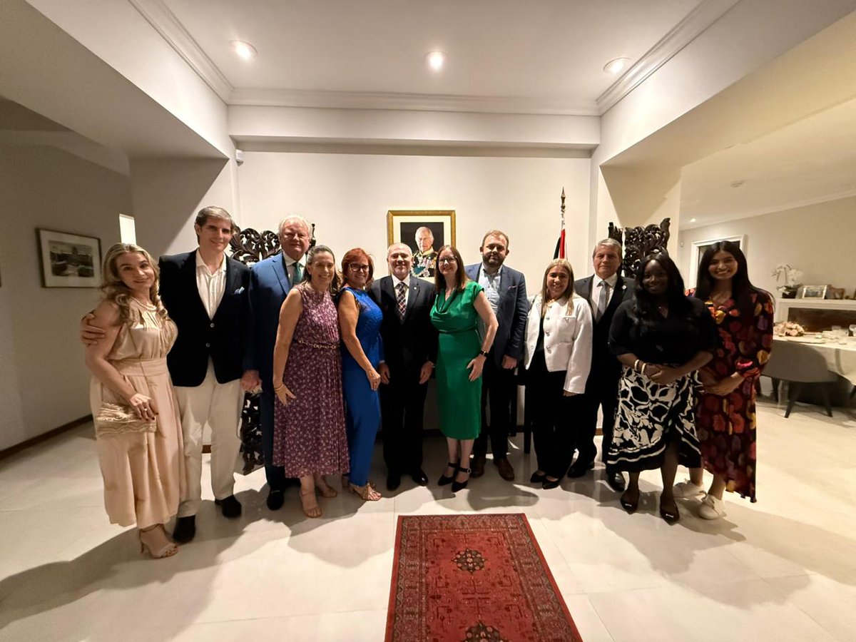 Desde la Cámara de Comercio Británico Paraguaya (CCPB), agradecemos a <a href="/DanielleDunneUK/">Danielle Dunne</a> y a <a href="/JackLightley/">Jack Lightley</a> por la gentil invitación a la cena celebrada anoche en su residencia.Fue una oportunidad para fortalecer los lazos de amistad y cooperación con <a href="/UKinParaguay/">Embajada Británica 🇬🇧🇵🇾</a> #UK #Paraguay