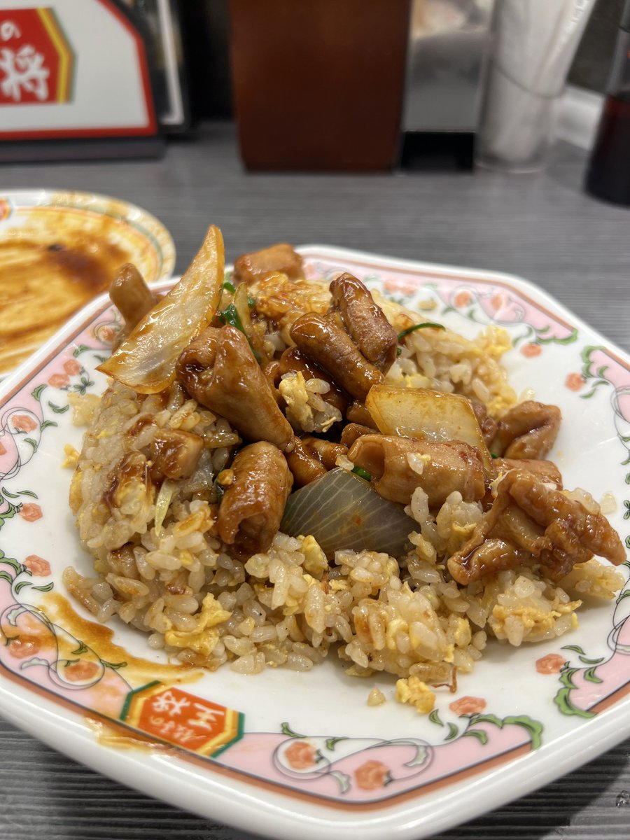 iam_naotaka's tweet photo. 「餃子の王将」のチャーハン最適解を見つけてしまった。チャーハン＋ホルモン味噌炒め＋ラー油。最初はどちらも単品を楽しんで、後半はミックス。最後にラー油を一周。とんでもなく美味い。 https://t.co/Hd7WbTgtpe