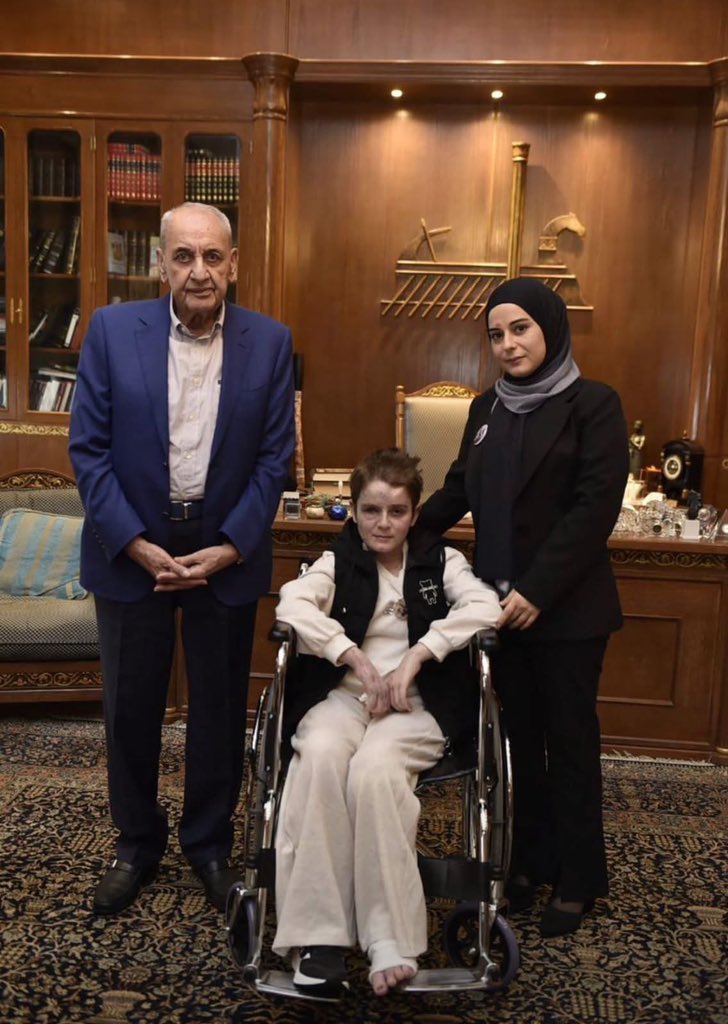 mounasabra1's tweet photo. الرئيس بري يلتقي الجريحة أماني بزي وطفلتها الجريحة الناجية أسيل💔 https://t.co/BWUOcSSvbF