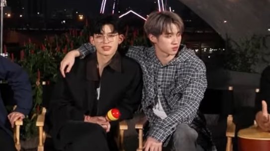 ไม่มีใคร (มี)
ฮงชิ : **วางแขนไว้บนไหล่ใครสักคน** 

ทรงนี้ยืนทรงตัวด้วยตัวเองไม่ได้แล้ว กลัวล้ม

—- #IDOLENERGY (՞•֊•՞)　
 #hongshihoshi <a href="/hongshihoshi03/">ฮงชิโฮชิ</a>