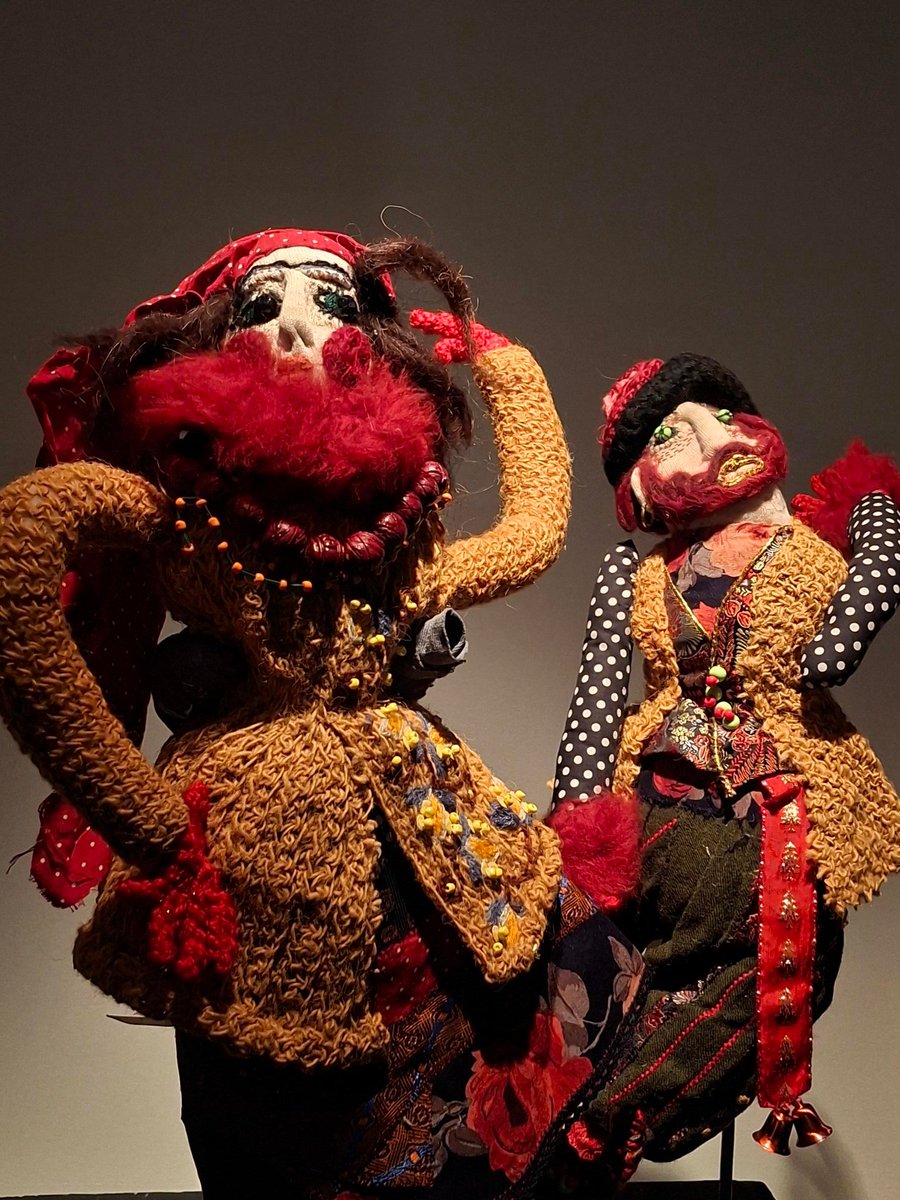 Hoy se abre al público en el Ambigú de TOPIC, hasta el 22 de enero, "KOLYADA”, una exposición de máscaras y títeres navideños típicos de Ucrania. Una oportunidad especial para descubrir la riqueza cultural, la artesanía hecha a mano y el simbolismo de esta celebración.