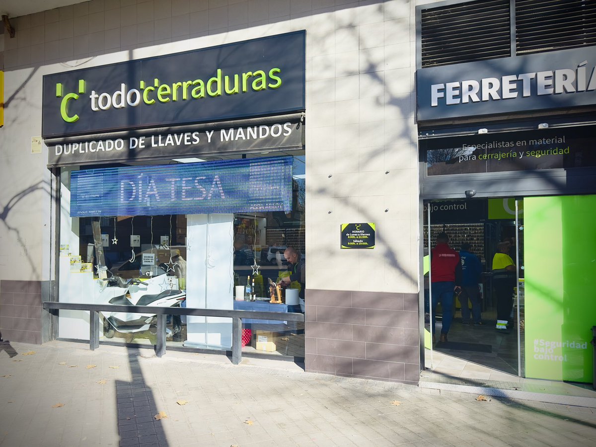 Celebrando el día de TESA con material de la marca, regalos, promociones y un jamoncito que no falte.