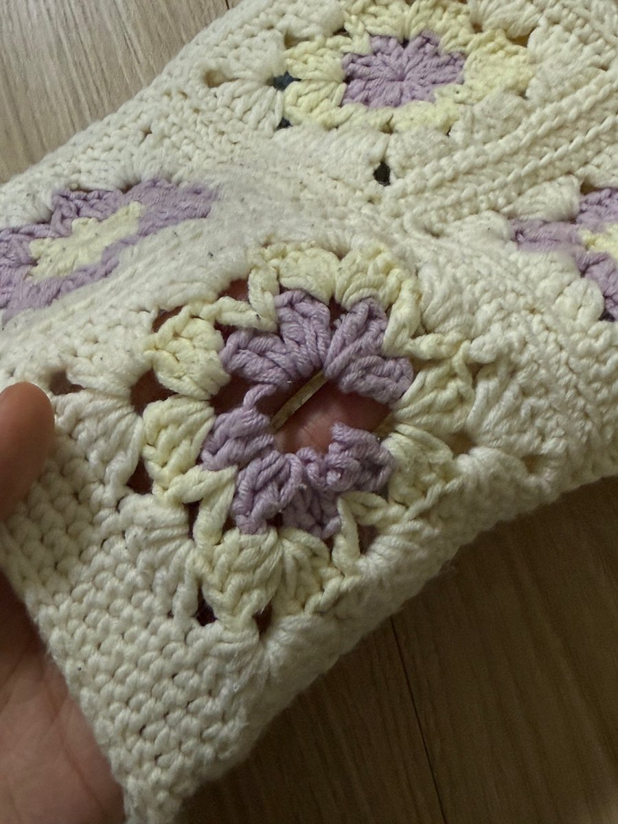 몇 년 전에 친구 떠준건데 
오늘 놀러가서 보니까 이렇게 돼있음
가운데 뚫린 모티브는 처음이야......