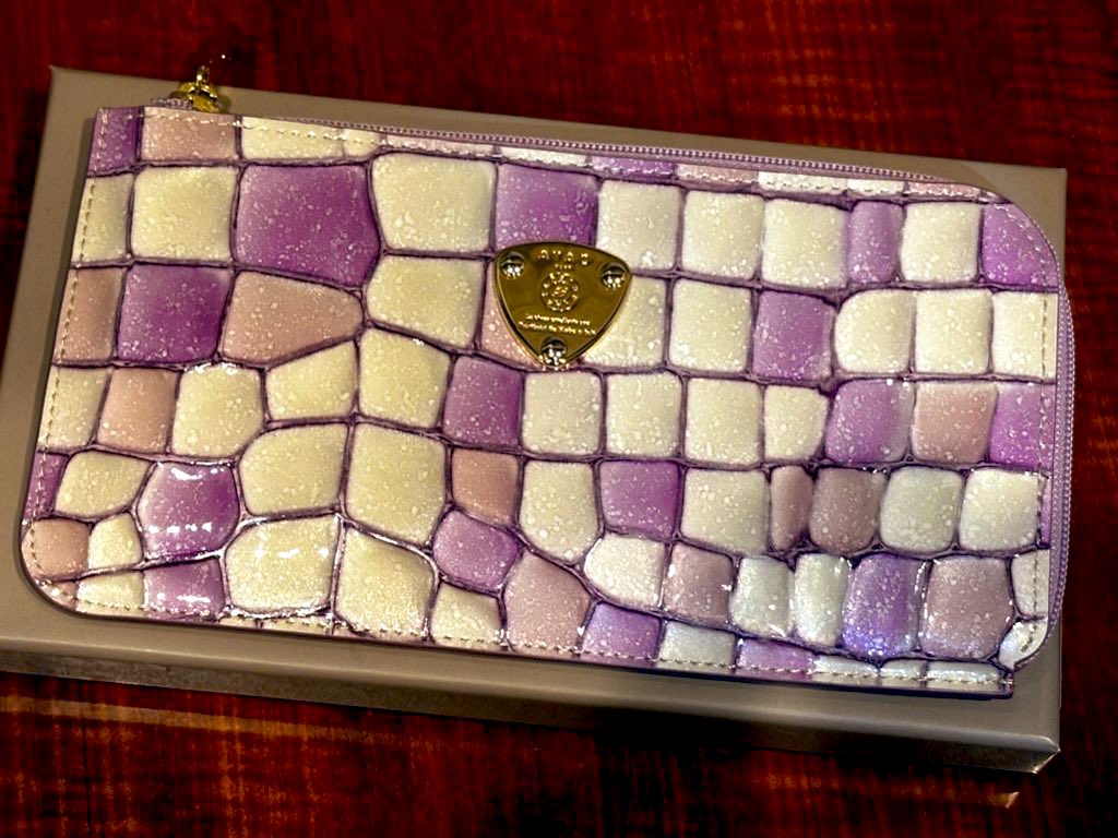 普通に自分が選んだ財布ならなんでもいいでしょうや。 ちなみに俺はこれwww