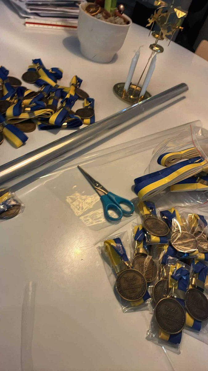 Medaljer preppas för att skickas ut till fantastiska anhöriga. ❤️