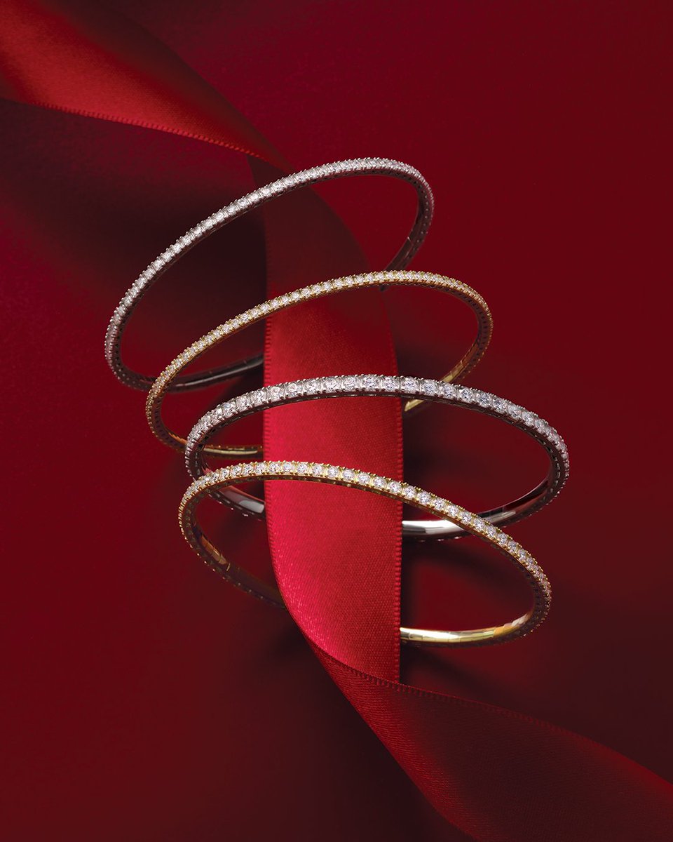 DunkinsDiamonds's tweet image. 🎁 Diamond bangles are chic, classic, and guaranteed to wow this Christmas.

#dunkinsdiamonds #diamondbangles #holidaygifts #christmasgiftideas #sparklejewelry #holidayseason #shoplocal