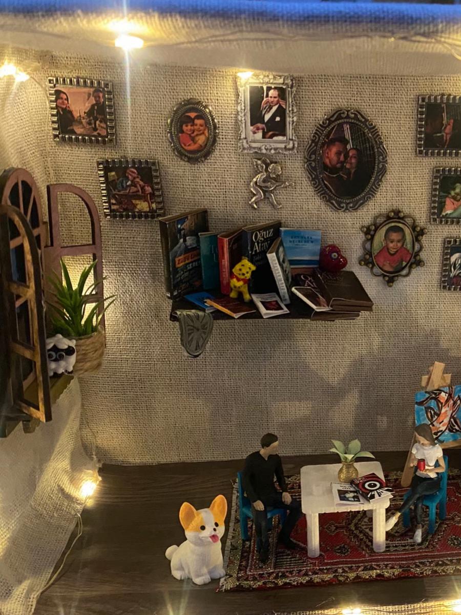 Sevgilisine diorama ev yapıp küçük çerçevelere birlikte fotolarını koymuş şimdiye kadar gördüğüm en anlamlı güzelll hediyelerden ya