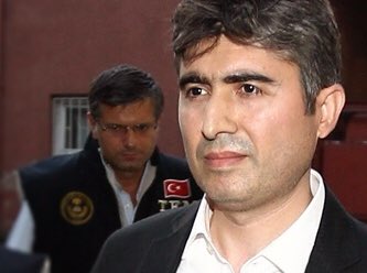 MiyaKontesss's tweet image. Hırsızları ve hırsızlığı ortaya çıkaran kahraman emniyet amirlerimizden Ömer Köse hala tek kişilik hücrede tutuluyor.
#1725Aralık 
@memduhtv