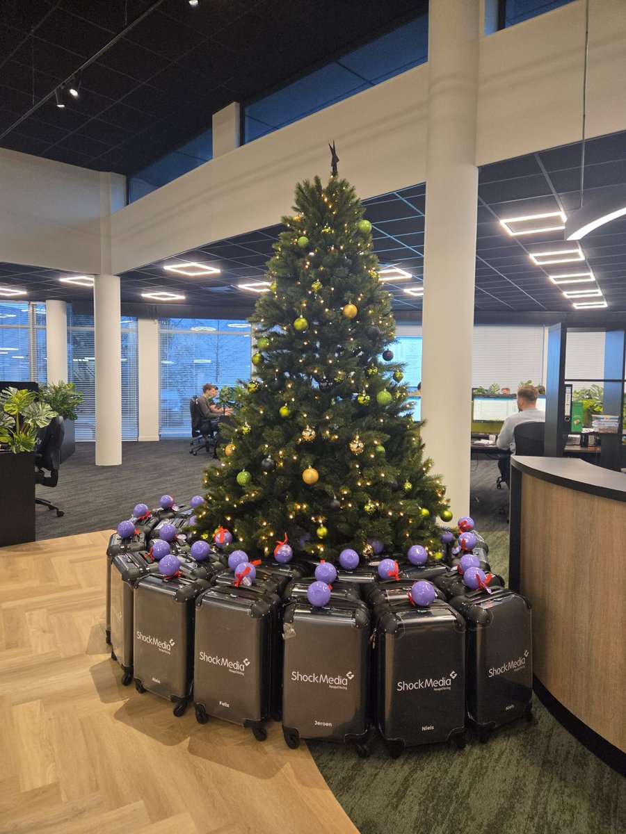 🎄🎁 De Sint is nog maar net vertrokken…
…en de Kerstman staat alweer op de stoep!

Onder de kerstboom liggen de 'kerstkoffers' al klaar voor onze collega’s. Een kleine dankjewel voor een jaar vol inzet, humor en teamwork.

Bedankt en laat de feestdagen maar beginnen! ✨