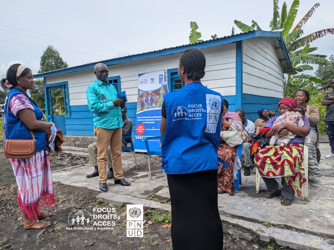 focusdroits's tweet photo. C’est officiel !
Ce mercredi 17 décembre, @focusdroits a procédé à la remise du premier logis à une bénéficiaire à Sake, dans le groupement Kamuronza.
Construit dans le strict #respect des normes standards et des délais prévus, ce #logis marque une étape importante dans la mise en œuvre de notre projet.
La cérémonie s’est déroulée en présence du #Mwami, des autorités de base et des habitants de la communauté, témoins de cet engagement en faveur des populations retournées et #victimes des conflits.
Focus Droits et Accès exprime sa profonde reconnaissance au partenaire @PNUDRDC  @pnudfr pour son précieux appui financier, qui rend possible cette action porteuse d’espoir et de dignité.
