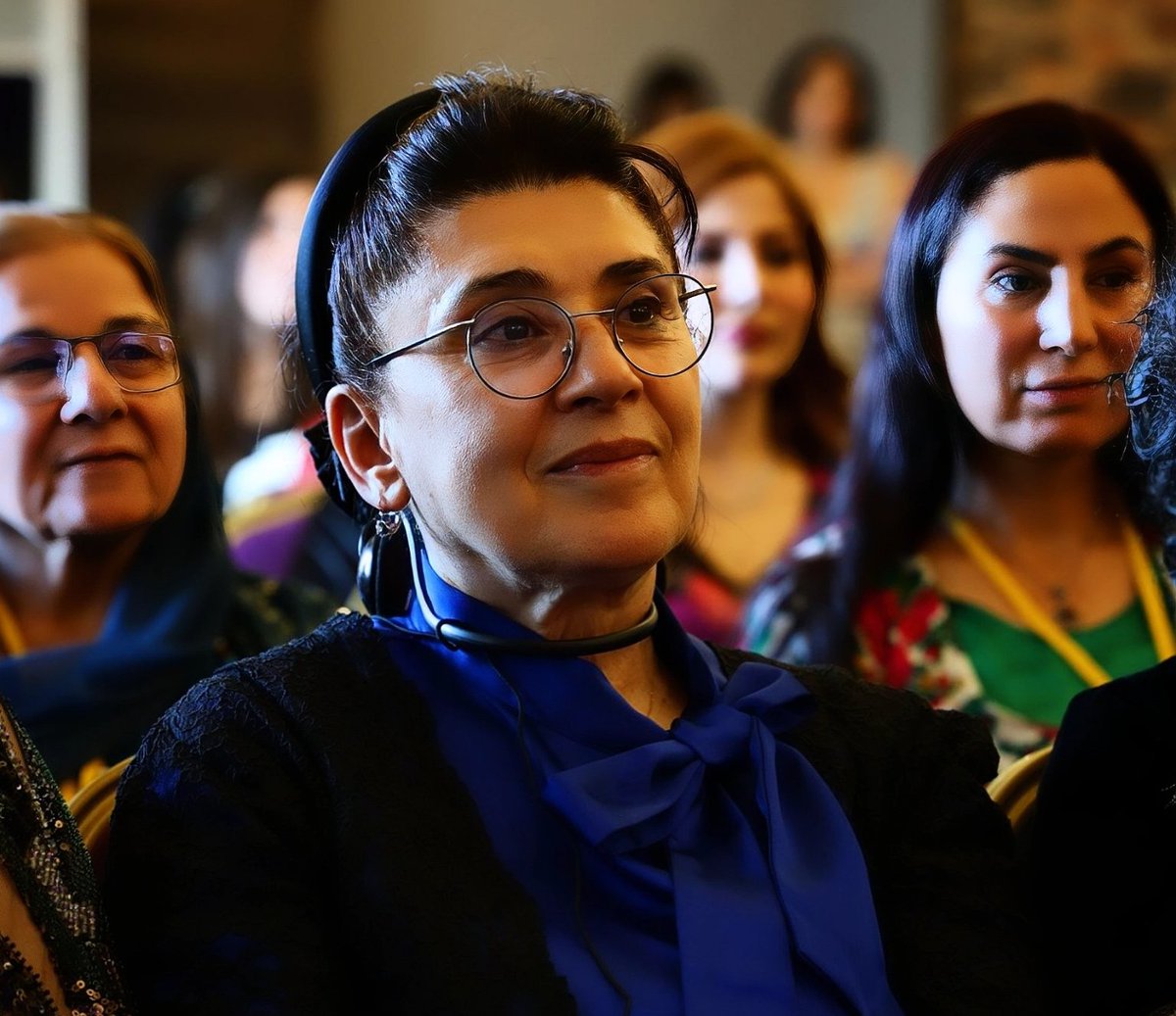 AGOSgazetesi's tweet image. 📌Bursaspor taraftarından Leyla Zana’ya küfürlü tezahürat

▪️Bursaspor’un bir grup taraftarı dün Somaspor'la oynadıkları maçta Kürt siyasetçi Leyla Zana’yı hedef alan cinsiyetçi küfürlü tezahüratta bulundu. Bursaspor taraftarının nefret dili tartışmaları yeniden alevlenirken,…