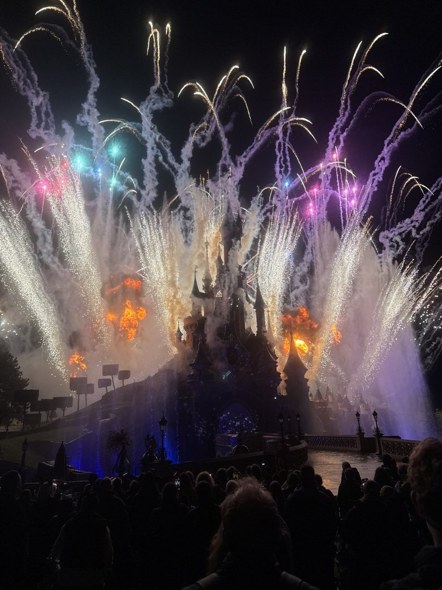 rubycapturesx's tweet image. Disneyland paris 2025💖