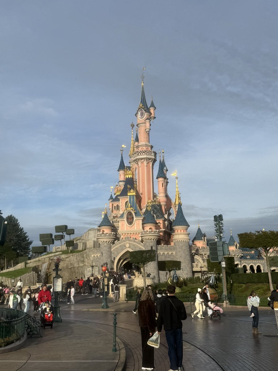 rubycapturesx's tweet image. Disneyland paris 2025💖