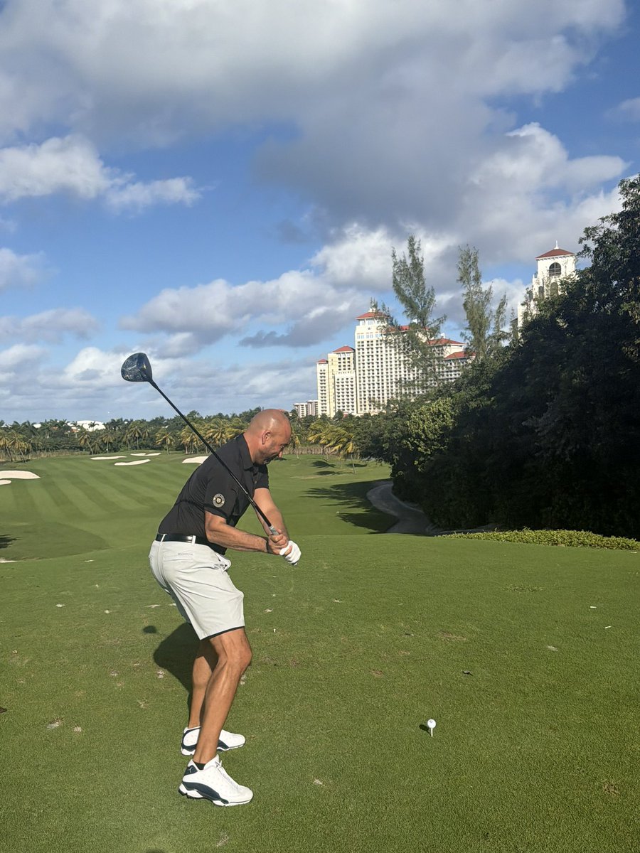 JeterTurn2's tweet photo. @derekjeter teeing off on day two of #DJI! #DJI2025 #BahaMar #BahaMoment https://t.co/Om4odJbkCI