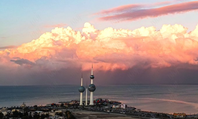 سماء الكويت.. هدوء ورهبة وجمال 
