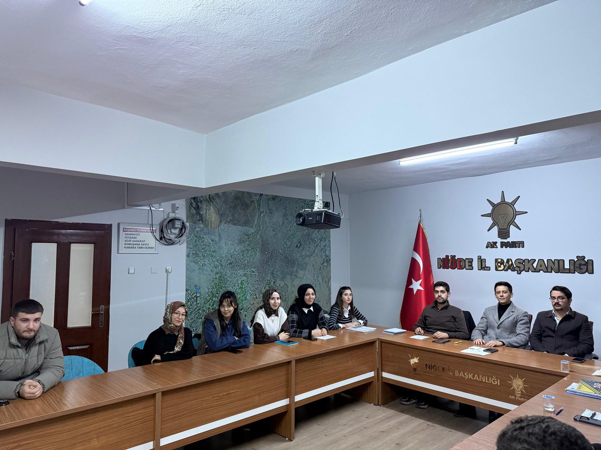 AK Parti Niğde Gençlik Kolları olarak yürütme kurulu toplantımızı gerçekleştirdik.

Teşkilat çalışmalarımızı, sahadaki faaliyetlerimizi ve önümüzdeki sürece dair yol haritamızı istişare ettik. Birlik, beraberlik ve kararlılıkla; milletimiz ve Niğde’miz için durmadan çalışmaya
