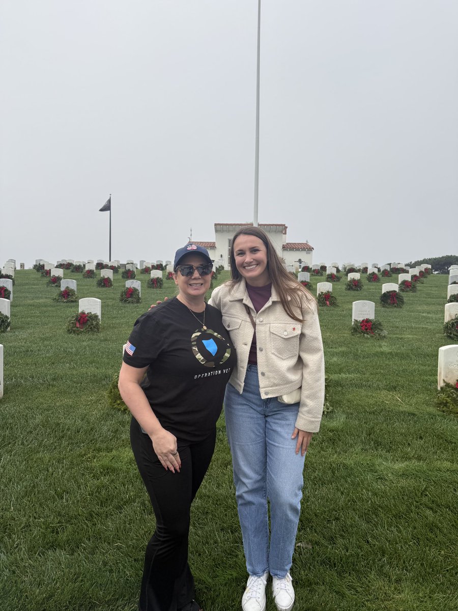 BlueShieldCA's tweet image. #BlueShieldCACares! Our Operation VET employee resource group organized dozens of our employees and their families to participate in @WreathsAcross America Day, which honors veterans and fallen soldiers who gave the ultimate sacrifice. Alongside community volunteers, they laid…