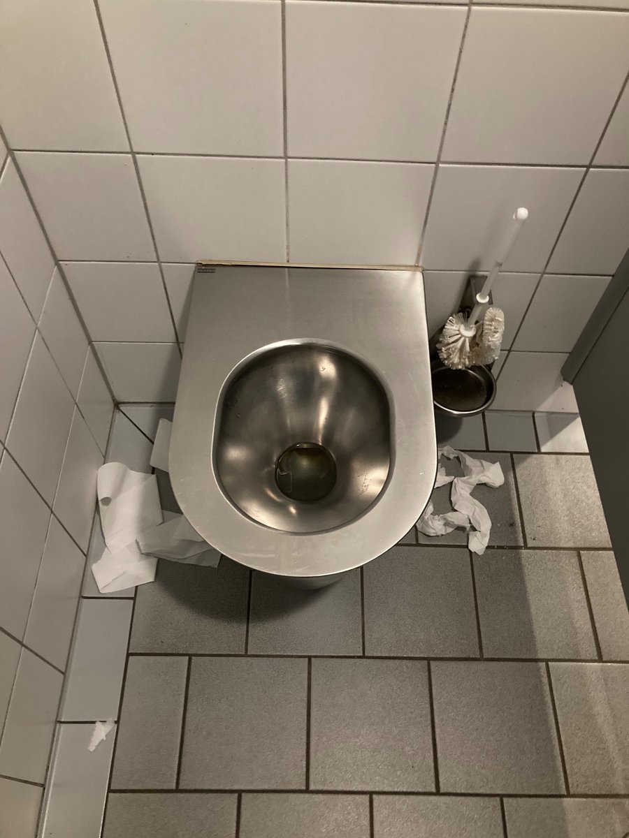 mullfresser26's tweet photo. Heutiger Fund auf der Damentoilette: die Reste einer Bratwurst in der Semmel. 😍Mahlzeit für den Müllfresser 😍😍
#müllfresser #garbageeater #wasteeater #garbargehumilitation #toilet #publictoilet #eatingleftovers #ekel #müll #garbage #waste https://t.co/o1RIV2r7JQ
