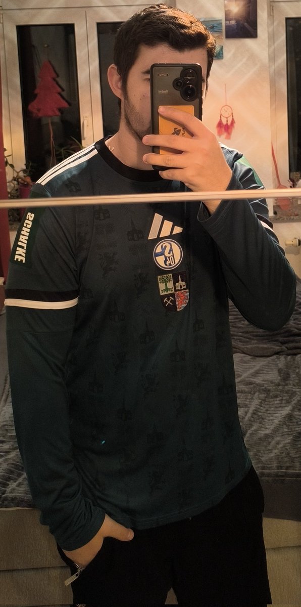 Mein Sondertrikot mit V. Becker Flock ist jetzt ebenfalls anGEkommen 💙🤍

Es sitzt soooo gut und fühlt sich mega an. Die kleinen Details sind wirklich ne Augenweide, z.b. auch bei den Stadtteilen am Arm ist der gewählte Stadtteil auf ner Karte noch eingefärbt 

#S04