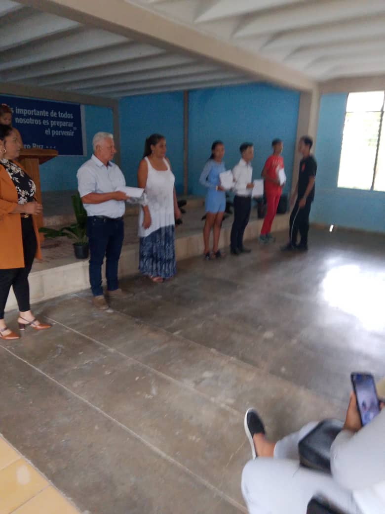 Hoy celebramos con orgullo la graduación de nuestros Técnicos Medios, jóvenes que con esfuerzo, disciplina y sueños firmes han alcanzado una meta que marca el inicio de un nuevo camino. <a href="/CubaMined/">MINED</a> <a href="/JLBrocheLorenzo/">Jorge Luis Broche Lorenzo</a> <a href="/EducacionJobabo/">Educacion jobabo</a>