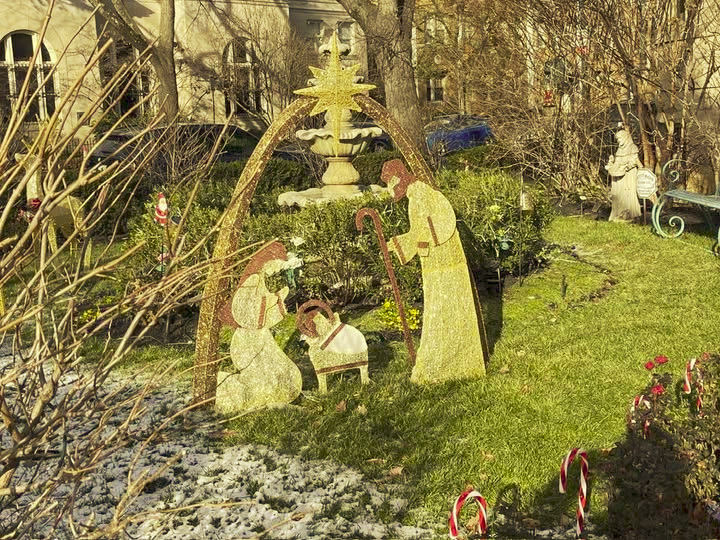 revmahoney's tweet photo. On my prayer walk this morning, I saw this lovely Nativity Display on Capitol Hill...America's most powerful neighborhood. A vivid reminder that our government rests on Christ's shoulders and His Kingdom shall reign forever! #ChristTheSaviorIsBorn #HeReigns https://t.co/eAjpH5CazS
