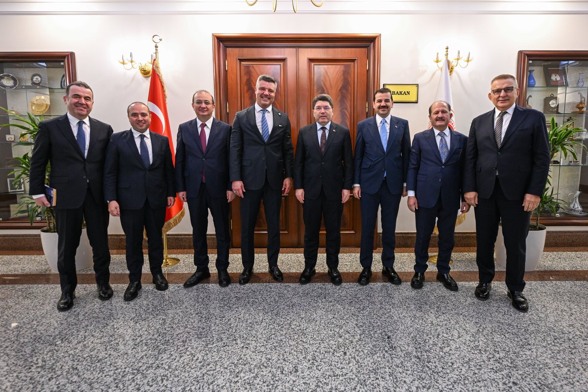 yilmaztunc's tweet image. Fenerbahçe Spor Kulübü Başkanı Sadettin Saran’la Bakanlığımızda bir araya geldik.

Nazik ziyareti için teşekkür ediyorum.

@Fenerbahce