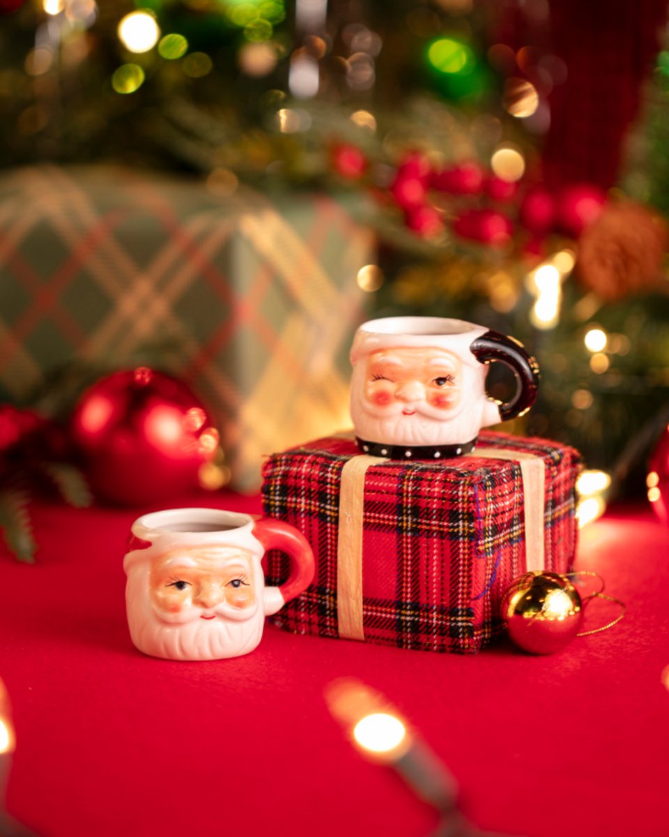 CarouselClb's tweet image. Comfort and confidence, served two ways🎅 Sip on our cozy Coconut Hot Chocolate or turn things up with a Naughty &amp;amp; Nice Shot both at Miracle Bar at Carousel Club, from Friday, November 21st – Sunday, December 28th🎠

🎄 RSVP for a #FREE Santa hat at CarouselClub.com/miracle