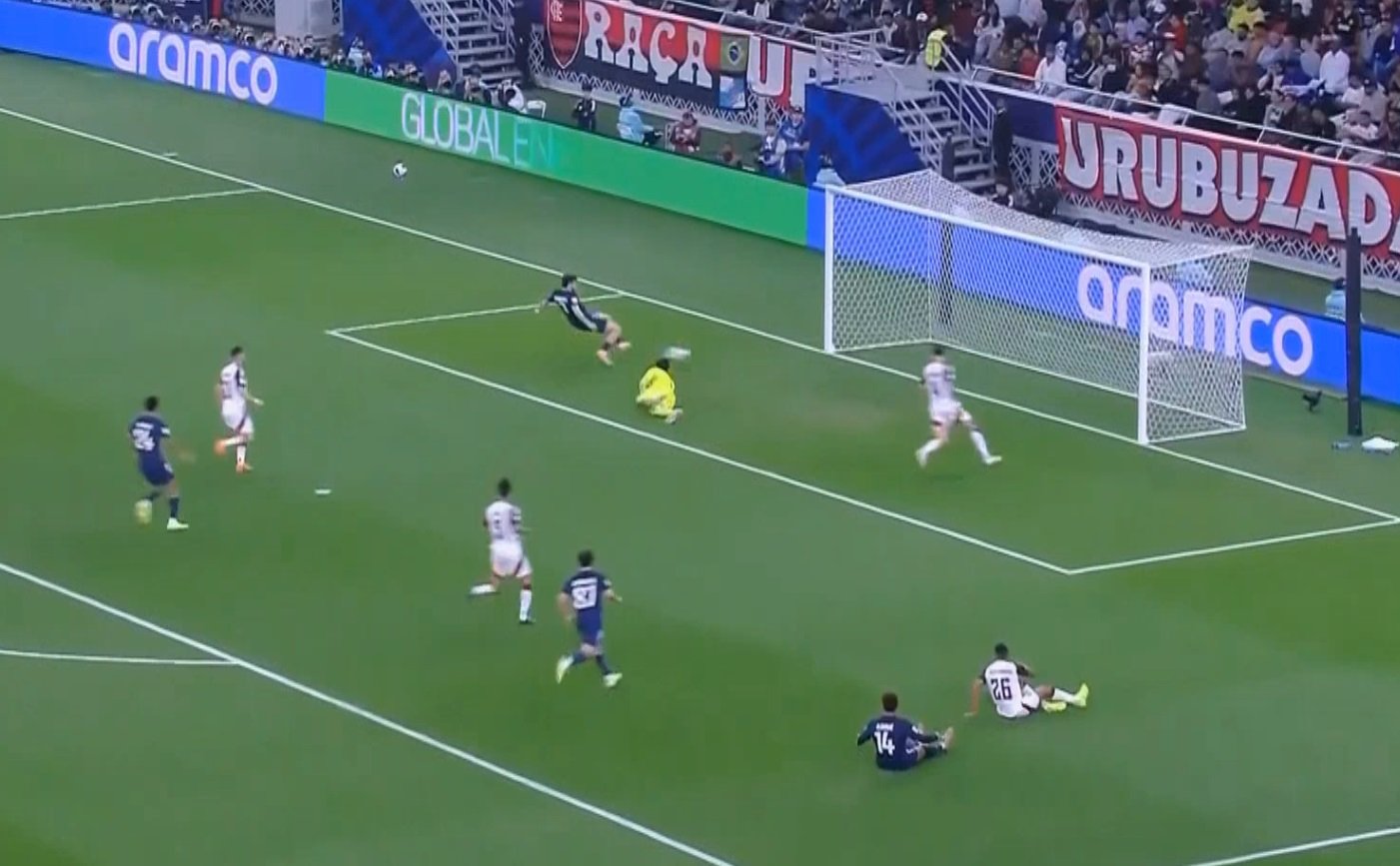 لقطات من الهدف الأول الذي سجله كفاراتسخيليا لفريقه باريس سان جيرمان في شباك فلامينجو البرازيلي 