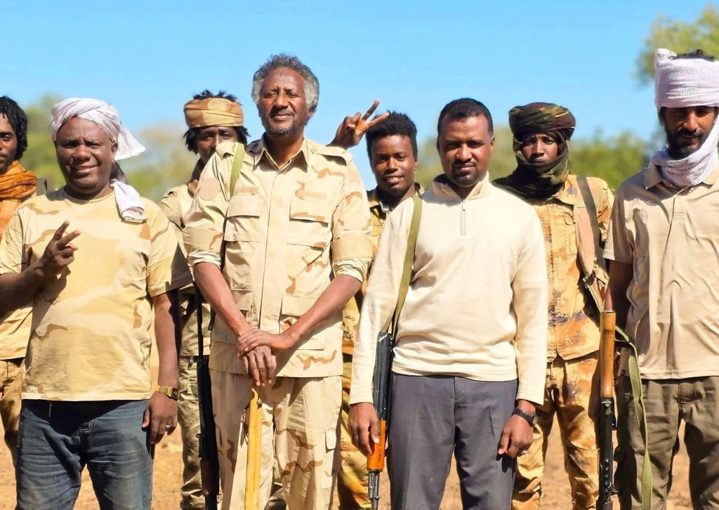 جاء الرد من الميدان لا من المنصات. ظهر وسط رجاله الأقوياء من حقل هجليج، ثابتًا كما عرفه الجميع، ليؤكد أن الشائعات لا تقتـ ـل الرجال، وأن من يصنعون الحدث لا تغيبهم الأكاذيب. ظهورٌ قطع دابر الإشاعة، ورسالة واضحة بأن المعركـ ـة تُدار من الأرض لا من غرف التضليل.
