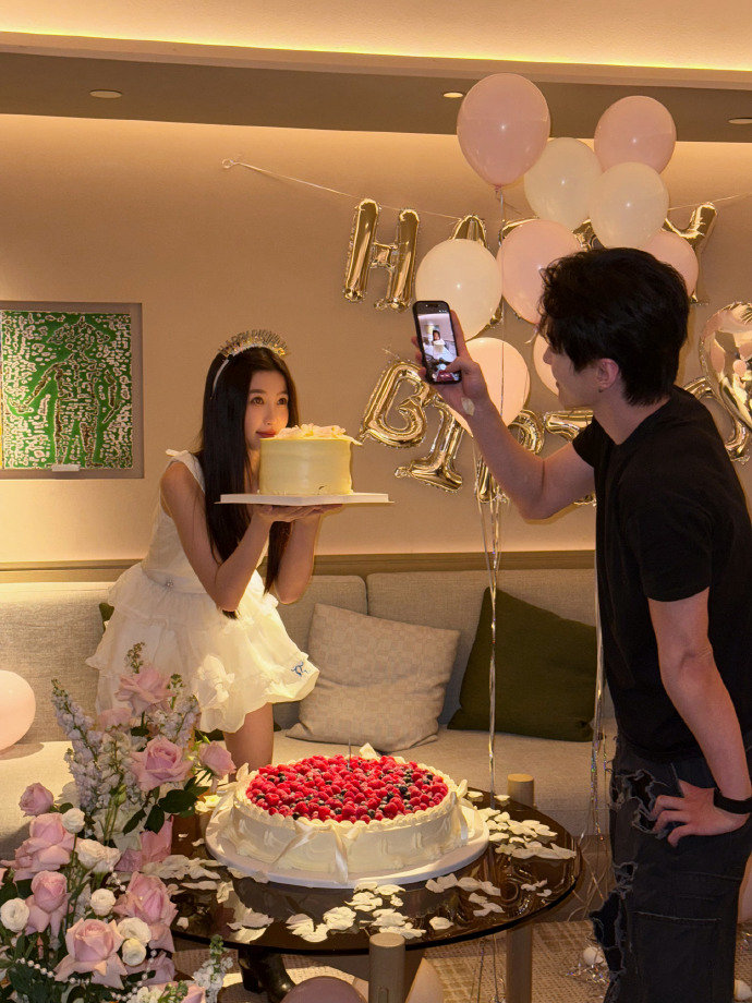 he yu being xinxin's photographer, celebrating her birthday in
