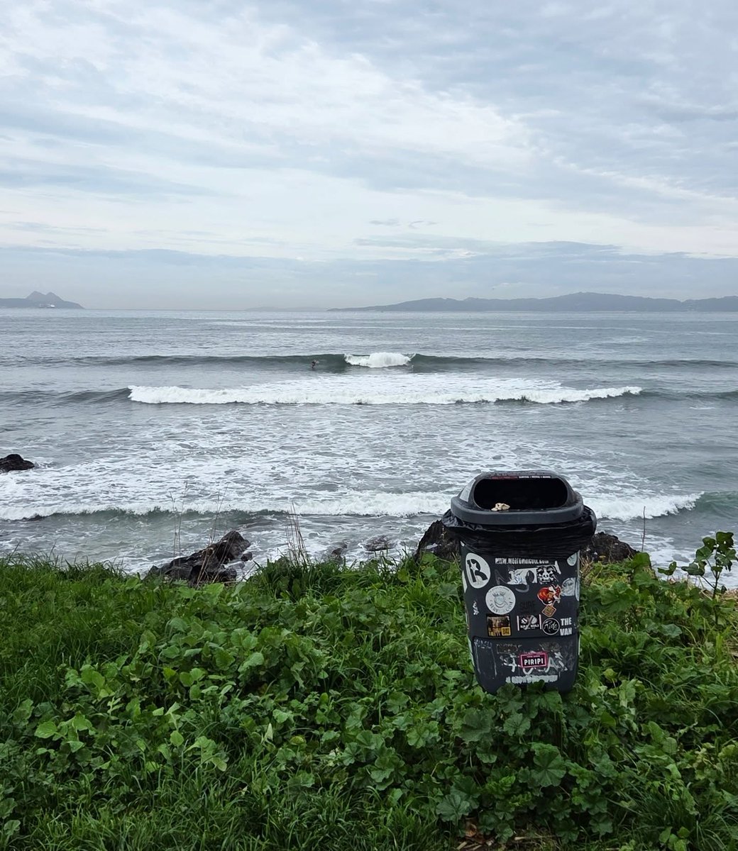 Miércoles en la oficina #vidasurfera con la Honey Kryptonite no hay baño malo #riasbaixas <a href="/Honeysurfboards/">HoneySurf</a> #surfgalicia