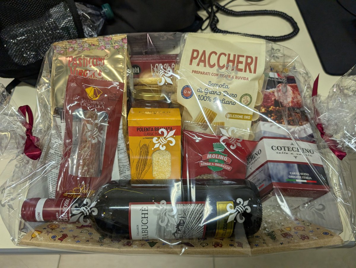 LoreMirai's tweet photo. Soldi dei contribuenti ben spesi 
(Cesto di Natale aziendale gentilmente offerto da infn e cnrs) https://t.co/fkAVLVAjll