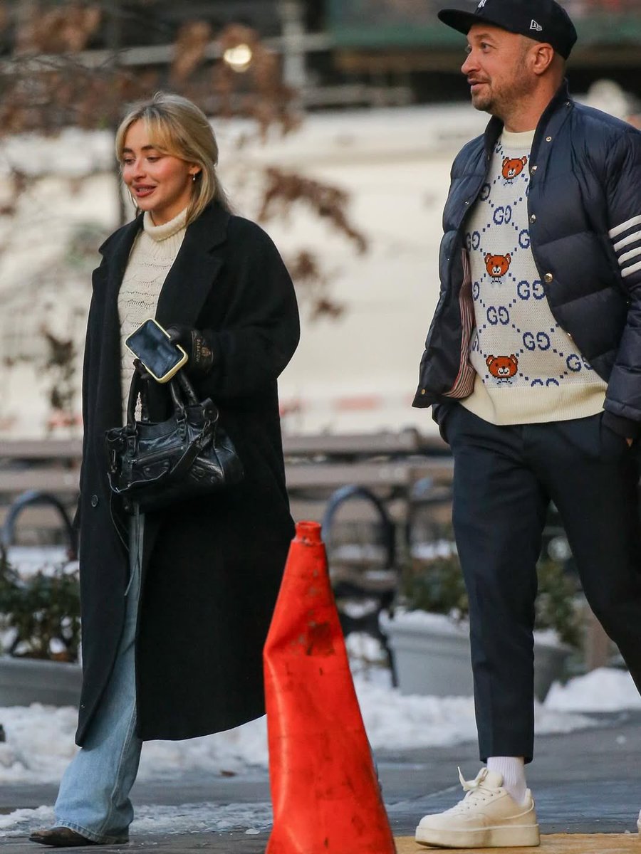 SCdailyupdates's tweet image. Sabrina Carpenter and Sergio Kletnoy (Vogue Entertainment Director) seen leaving Bar Pitti in New York.