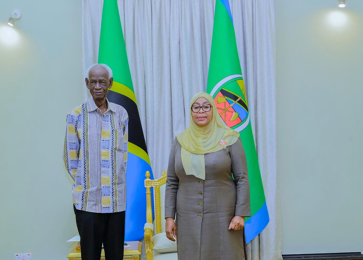 Okoabandari's tweet photo. Rais wa Jamhuri ya Muungano wa Tanzania Mhe. Dkt. Samia Suluhu Hassan akiwa kwenye picha ya pamoja na Waziri Mkuu Mstaafu Mhe. Jaji Joseph Sinde Warioba mara baada ya mazungumzo yao, Ikulu Jijini Dar es Salaam tarehe 17 Desemba, 2025. https://t.co/z5ixQWnZrt