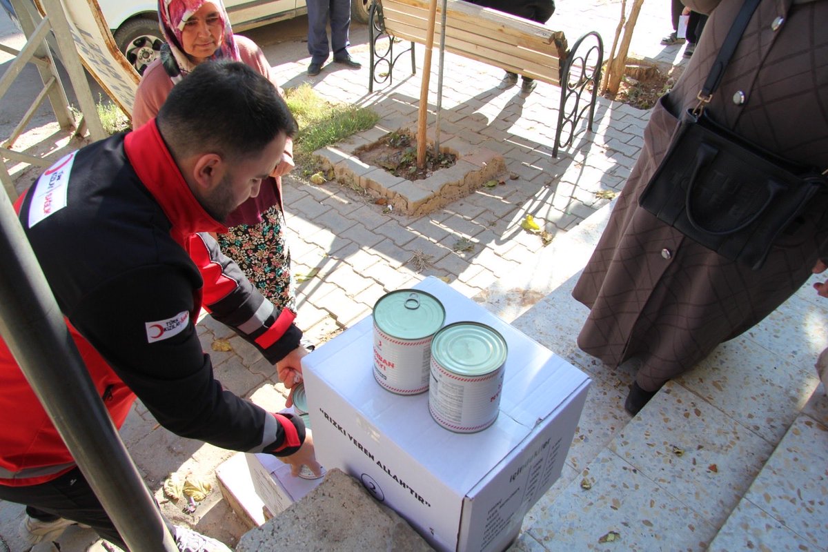 İyilik Yolculuğumuz Oğuzeli’nde Devam Ediyor. ❤️

İhtiyaç Sahibi Ailelerimize Gıda Kolilerimizi Ulaştırdık. ✨