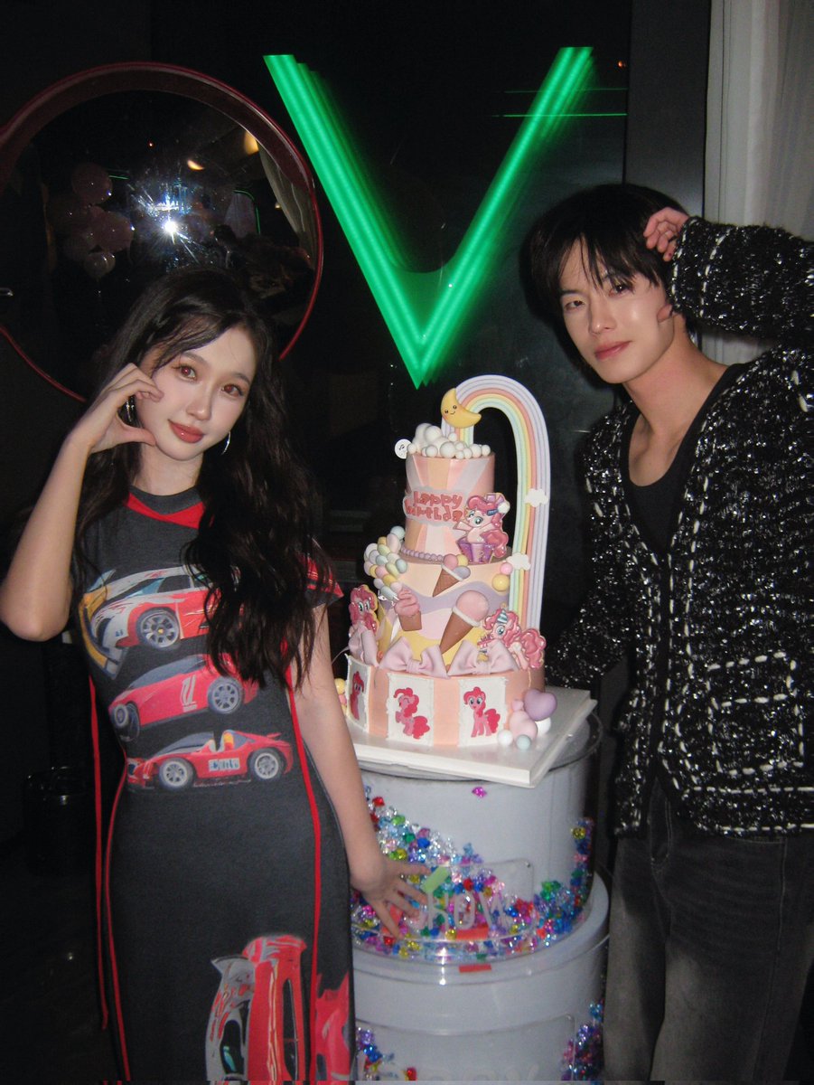 estheryupics's tweet image. 241218                                         251218