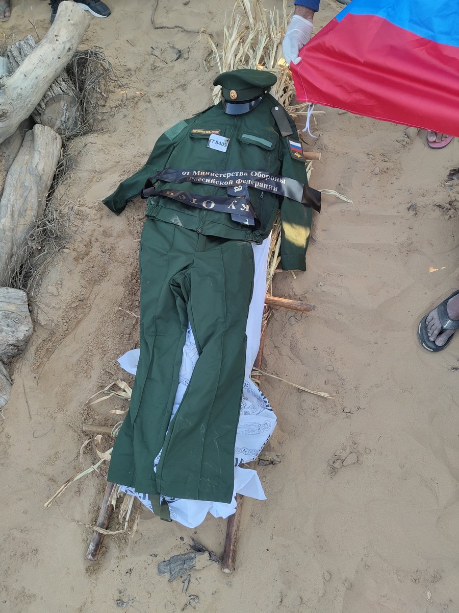 hemantkumarnews's tweet photo. रूस-यूक्रेन युद्ध में अरजनसर निवासी अजय गोदारा को जबरन झोंक दिया गया जो स्टडी वीजा से रूस गया था, पैसे का लालच देकर सेना भर्ती किया गया था, अब उसकी लाश आई है, 4 महीने पहले अजय ने वीडियो जारी कर मदद की गुहार लगाई थी लेकिन कोई सुनता तब तक देर हो गई, अब अजय का अंतिम संस्कार कर दिया गया लेकिन कई सवाल अपनी जगह खड़े हैं