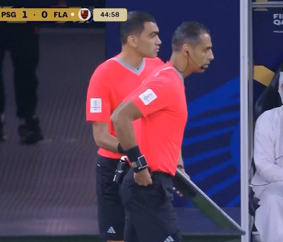 أمين عمر حكمًا رابعًا ومحمود أبو الرجال مساعدًا احتياطيًا خلال مباراة نهائي كأس إنتركونتيننتال 2025 بين باريس سان جيرمان وفلامينجو 