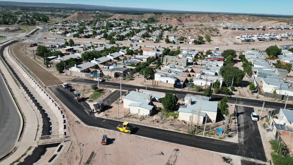 ¡El asfalto llega al Oeste! 🛣️ El intendente  visitó el barrio Z1 y confirmó que en marzo se completará la pavimentación de todo el sector.
Son 300 cuadras que incluyen obras pluviales y mejoras en la calidad de vida de los vecinos. ¡Un cambio total para la movilidad del barrio!