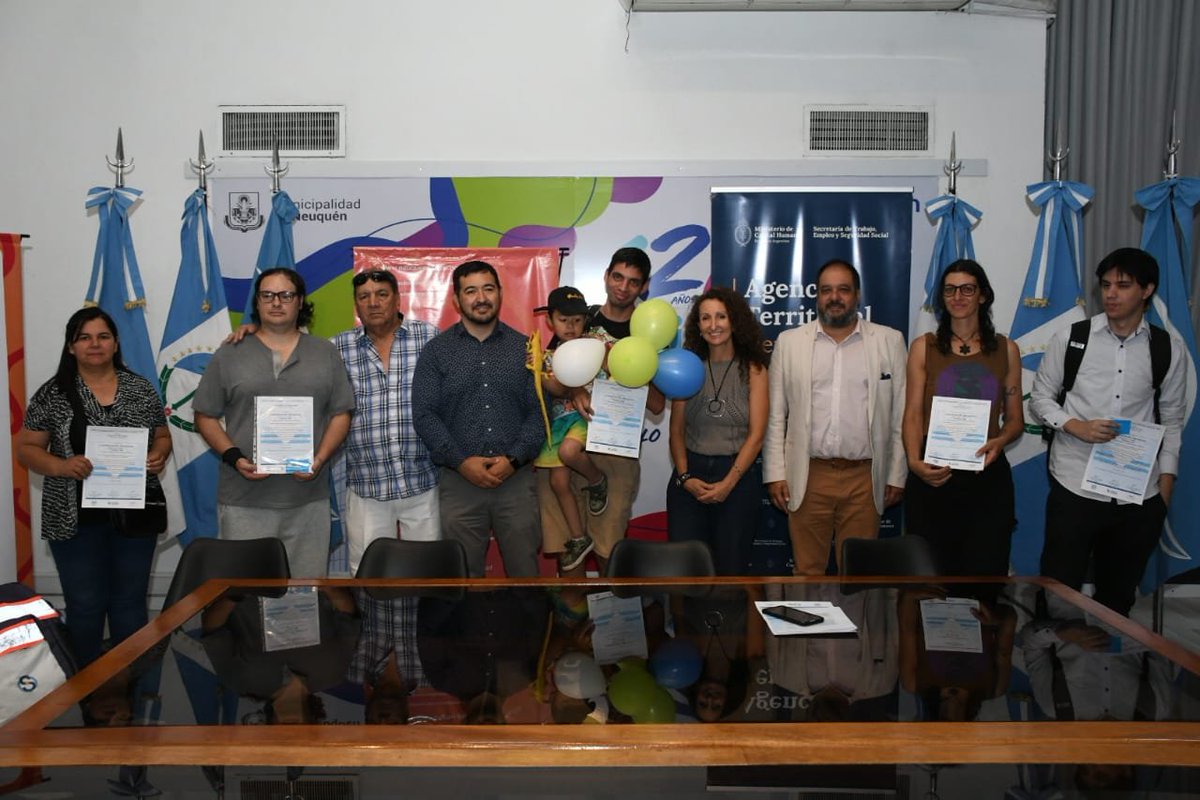 ¡Nuevos oficios para Neuquén! 💼 El municipio entregó certificados en pintura de obra y mecánica tras capacitaciones con UOCRA, SMATA y Nación.

Son herramientas concretas y carnets técnicos para facilitar la inserción laboral y fortalecer el empleo local. 👏 #EmpleoNeuquén