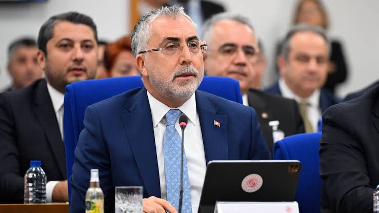 Sayın Bakan, sosyal güvenlik sistemindeki mağduriyetleri görmezden geliyorsunuz;

📌Taşeron işçilerin,
📌Sözleşmelilerin,
📌Kademeli emeklilik bekleyenlerin,
📌Çıraklık ve staj mağdurlarının sayısı milyonlarca.

📌Yıllık 2 milyona yakın kişi staj ve çıraklık sigortası bildirimi