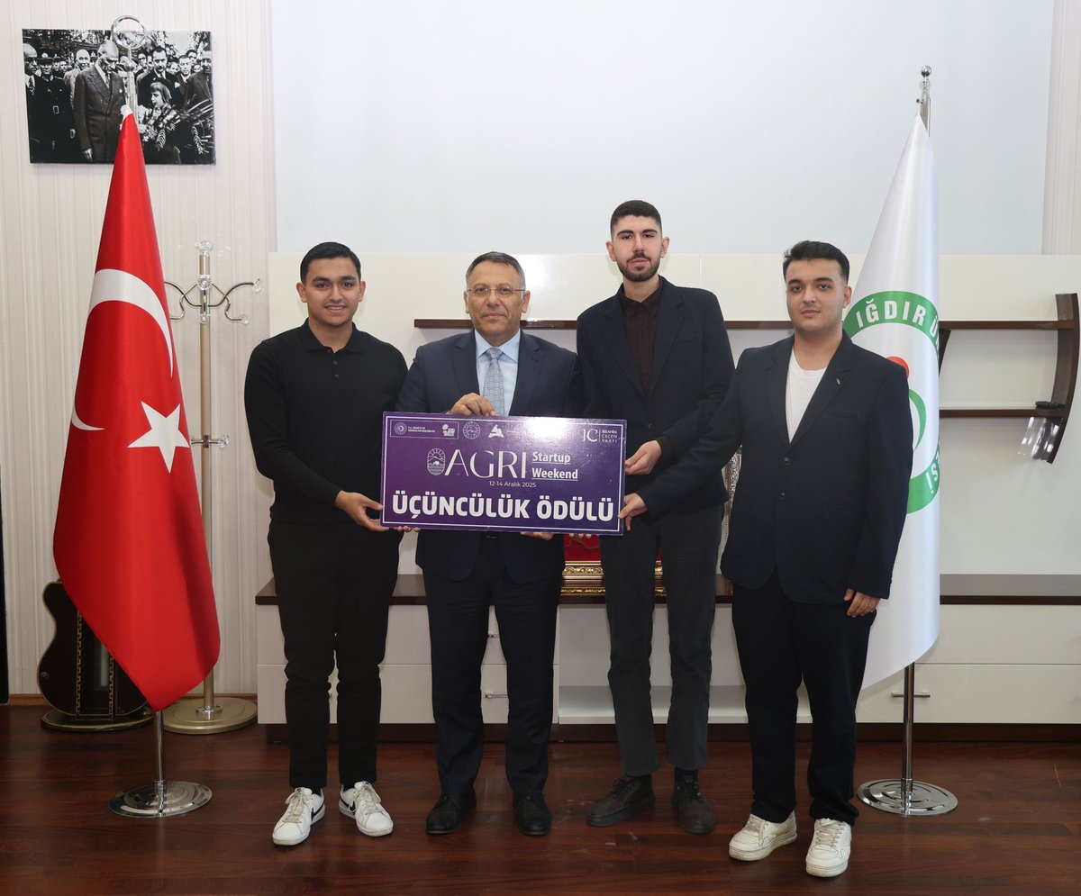 igdir_uni's tweet photo. Rektörümüz Prof. Dr. Ekrem Gürel, “Ağrı Startup Weekend” etkinliğinde elde ettikleri derecelerle Üniversitemizi başarıyla temsil eden öğrencileri, başarı belgesi ile ödüllendirdi.
Detaylar için: https://t.co/PC1piV0Fkw
@EkremGurel https://t.co/uTAiCnu13s
