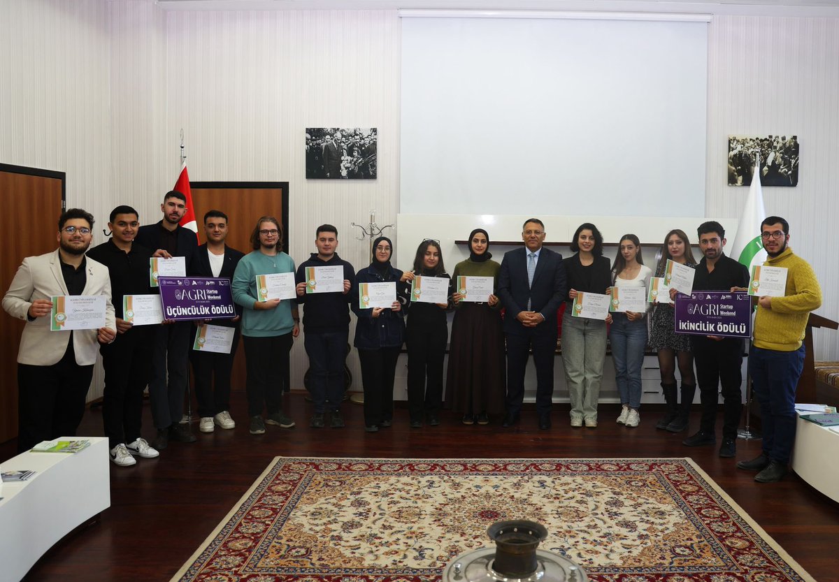 igdir_uni's tweet photo. Rektörümüz Prof. Dr. Ekrem Gürel, “Ağrı Startup Weekend” etkinliğinde elde ettikleri derecelerle Üniversitemizi başarıyla temsil eden öğrencileri, başarı belgesi ile ödüllendirdi.
Detaylar için: https://t.co/PC1piV0Fkw
@EkremGurel https://t.co/uTAiCnu13s