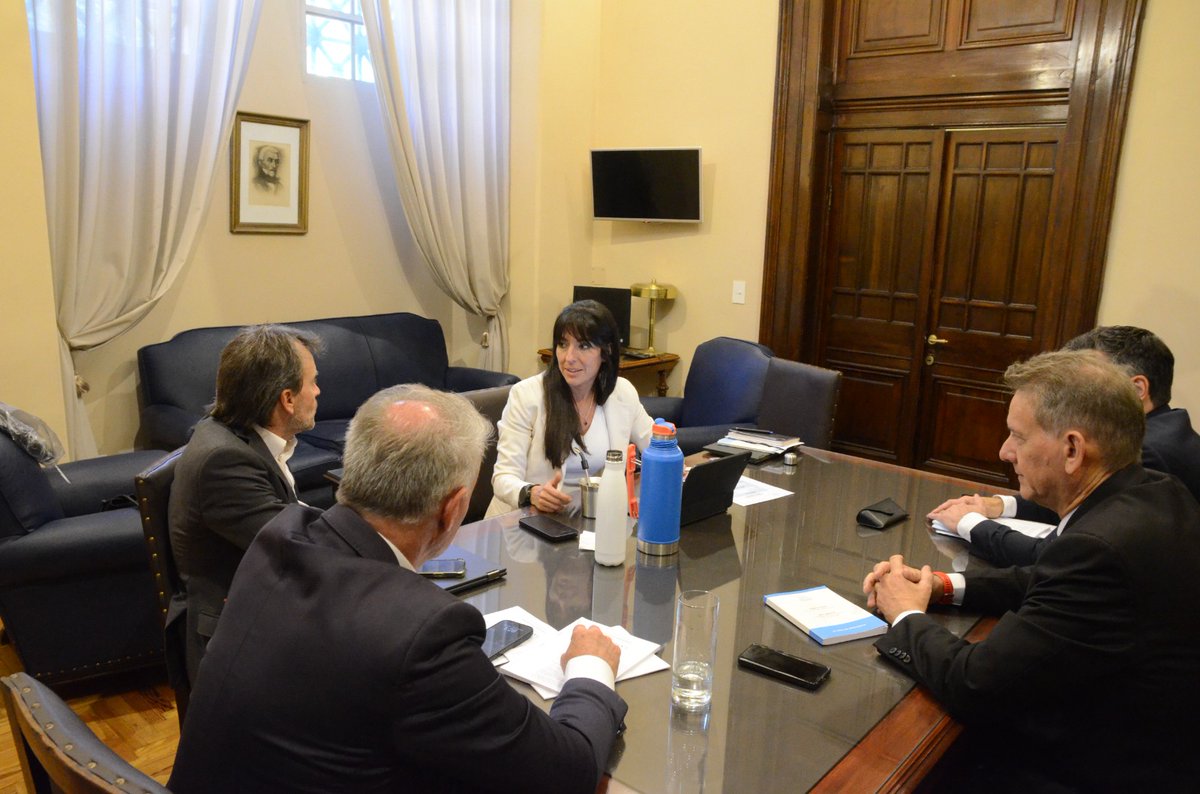 diputadosucr's tweet image. Reunión de los diputados de la UCR previo a la sesión en la que se trata el Presupuesto 2026, el Compromiso Fiscal y la Ley de Inocencia Fiscal.