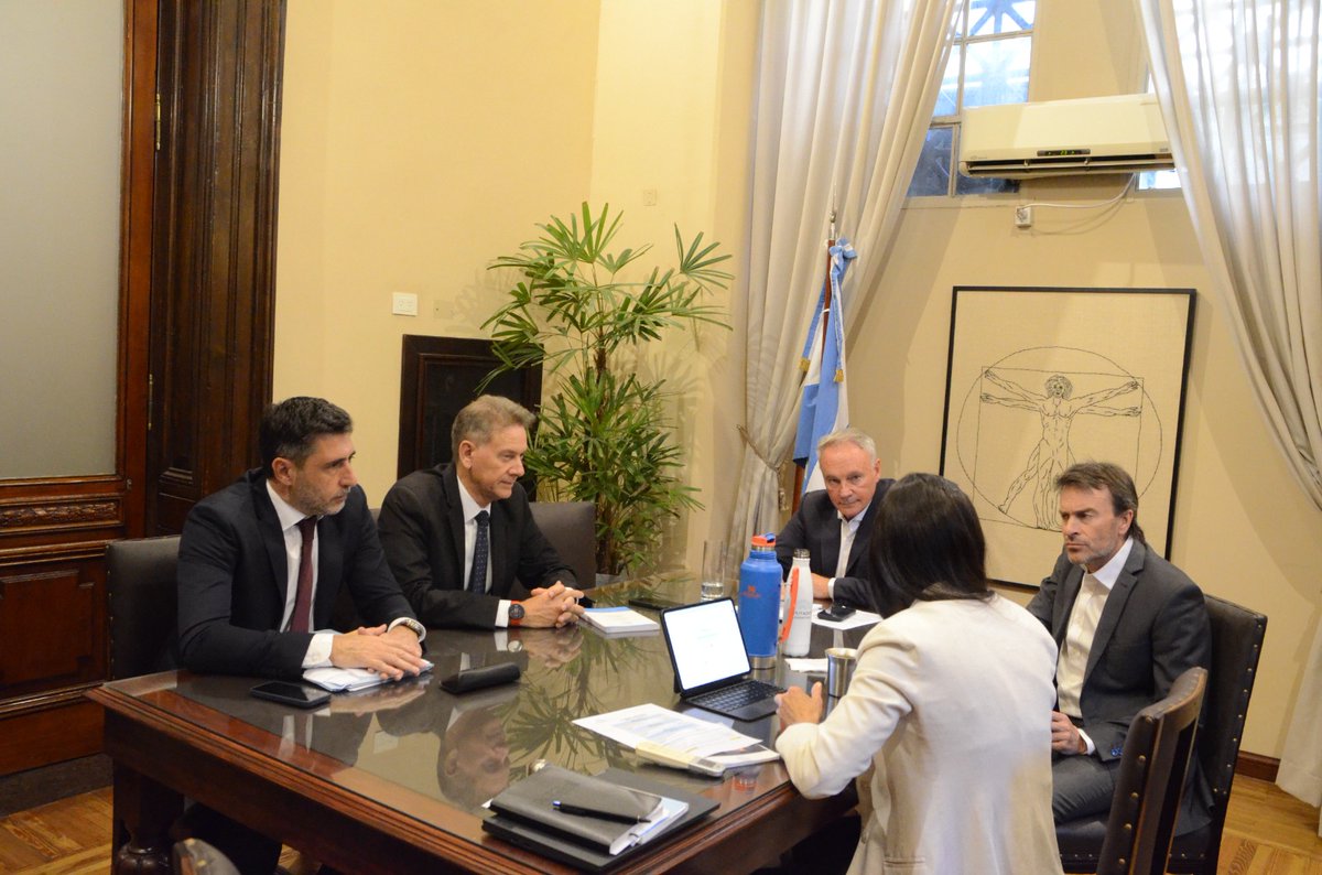 diputadosucr's tweet image. Reunión de los diputados de la UCR previo a la sesión en la que se trata el Presupuesto 2026, el Compromiso Fiscal y la Ley de Inocencia Fiscal.