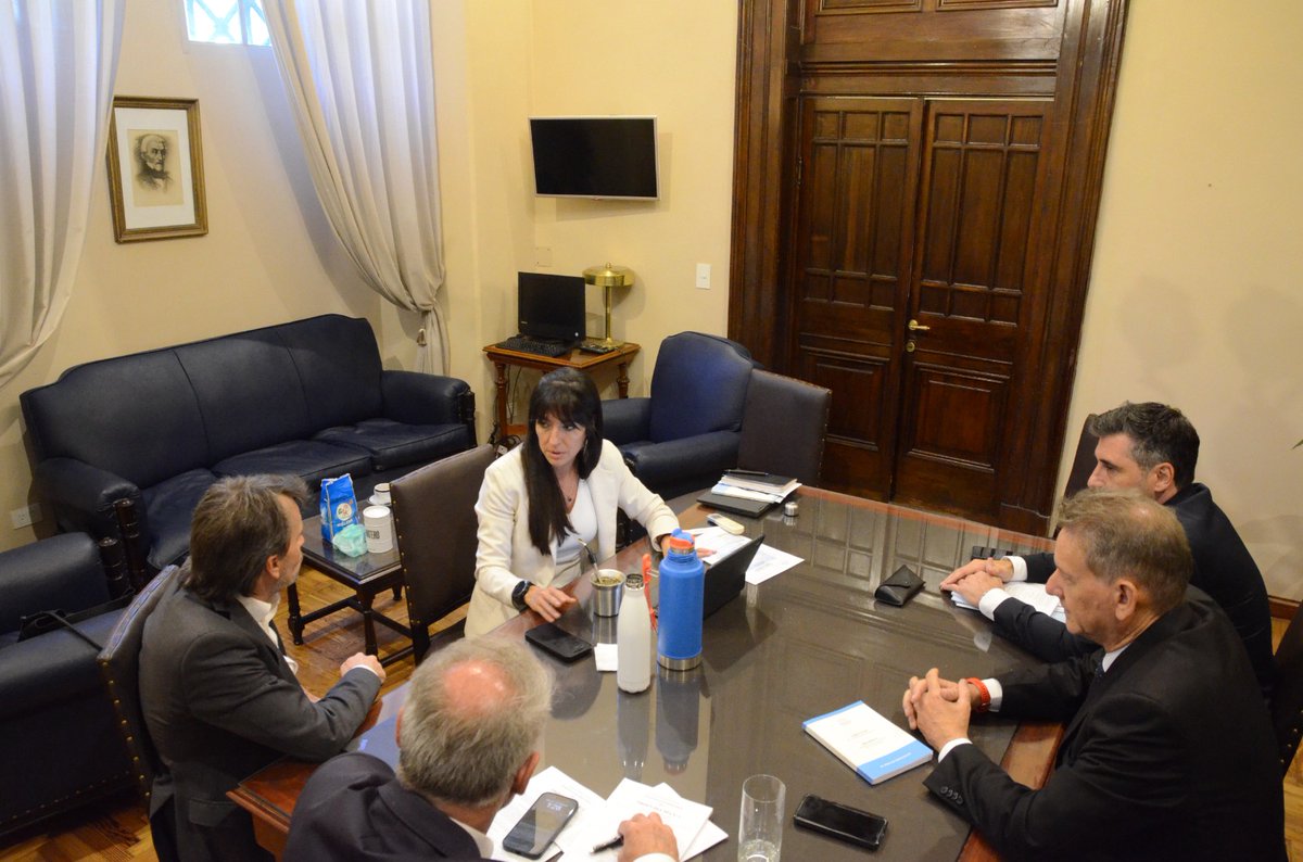diputadosucr's tweet image. Reunión de los diputados de la UCR previo a la sesión en la que se trata el Presupuesto 2026, el Compromiso Fiscal y la Ley de Inocencia Fiscal.