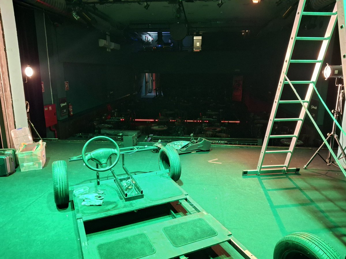 teatreeSseLa's tweet image. Avui de muntatge de EL DARRER VIATGEal teatre @golemsteatre de Barcelona.
📢📢 Ens hi podeu veure els dies,18, 19, 20 i 21 de desembre.

Inspirat en fets reals: Un home condueix tres setmanes amb el seu marit mort al seient del costat.

#teatre #espectacle #bcn #barcelona