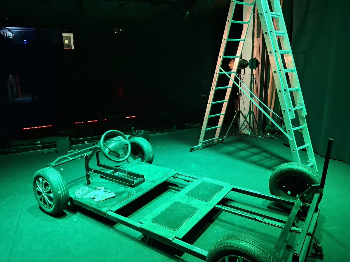 teatreeSseLa's tweet image. Avui de muntatge de EL DARRER VIATGEal teatre @golemsteatre de Barcelona.
📢📢 Ens hi podeu veure els dies,18, 19, 20 i 21 de desembre.

Inspirat en fets reals: Un home condueix tres setmanes amb el seu marit mort al seient del costat.

#teatre #espectacle #bcn #barcelona