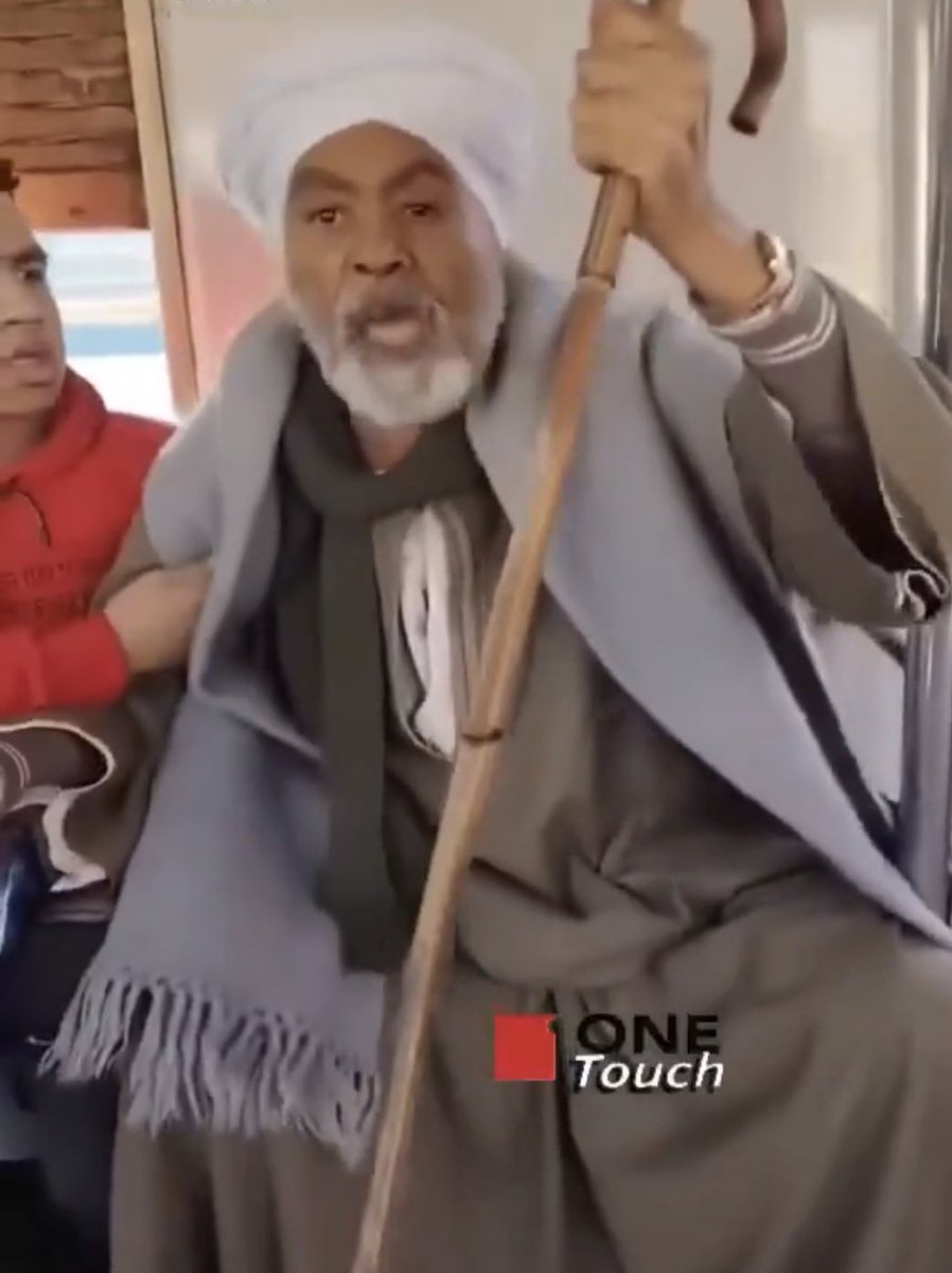 الناس عمرها ما هتفهم تصرف الراجل الكبير مع الست اللي حاطه رجل على رجل قي وشه الا لو اتولدت في زمنه واتربيت تربيته