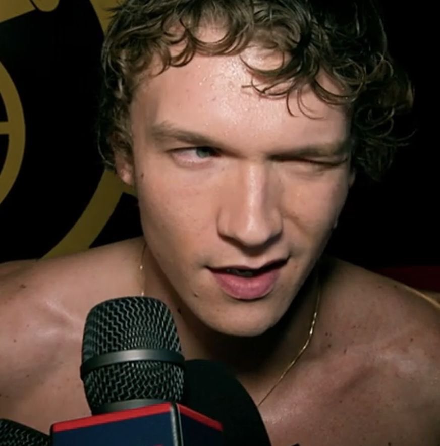 charlie ! 🦌 🏒 tweet media